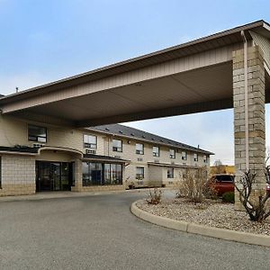 Lexington Inn & Suites-Windsor